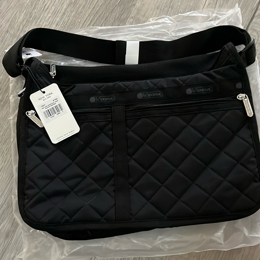LeSportsac Deluxe Everyday bag. Black quilted debos